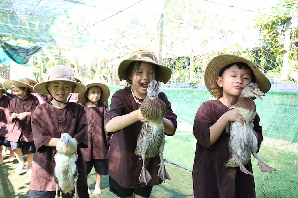 Trải nghiệm làm nông dân của khách du lịch